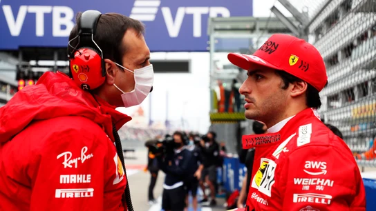 Carlos Sainz, junto a su ingeniero en Ferrari Carlos Sainz, junto a su ingeniero en Ferrari