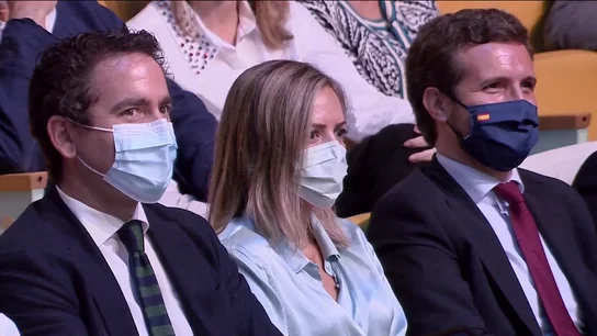 El extraño gesto de García Egea cuando escucha a hablar a Ayuso que levanta todo tipo de teorías El extraño gesto de García Egea cuando escucha a hablar a Ayuso que levanta todo tipo de teorías