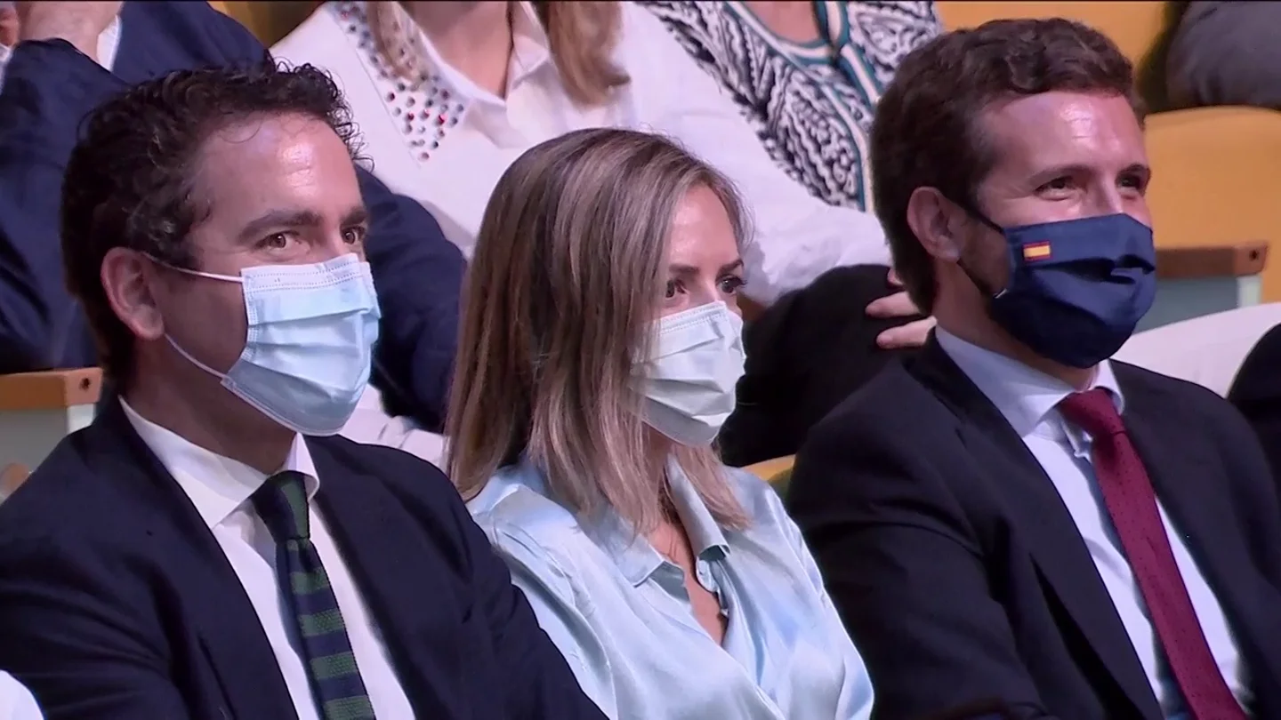 El extraño gesto de García Egea cuando escucha a hablar a Ayuso que levanta todo tipo de teorías El extraño gesto de García Egea cuando escucha a hablar a Ayuso que levanta todo tipo de teorías