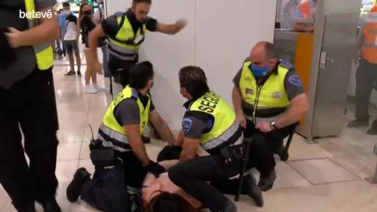Momento de la agresión de un vigilante a una mujer trans en Sants Momento de la agresión de un vigilante a una mujer trans en Sants