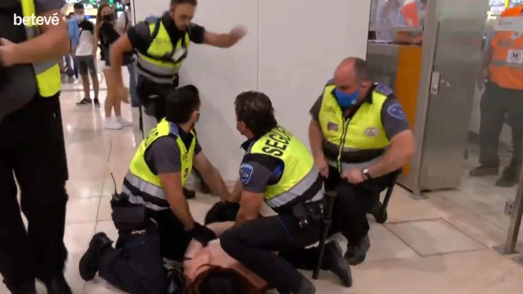 Momento de la agresión de un vigilante a una mujer trans en Sants