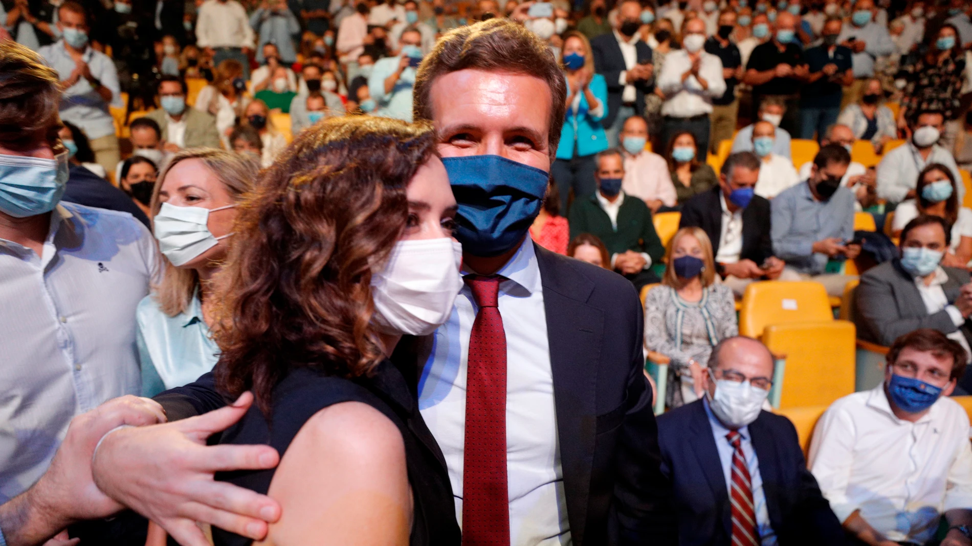 Isabel Díaz Ayuso se abraza con Pablo Casado durante la convención del PP
