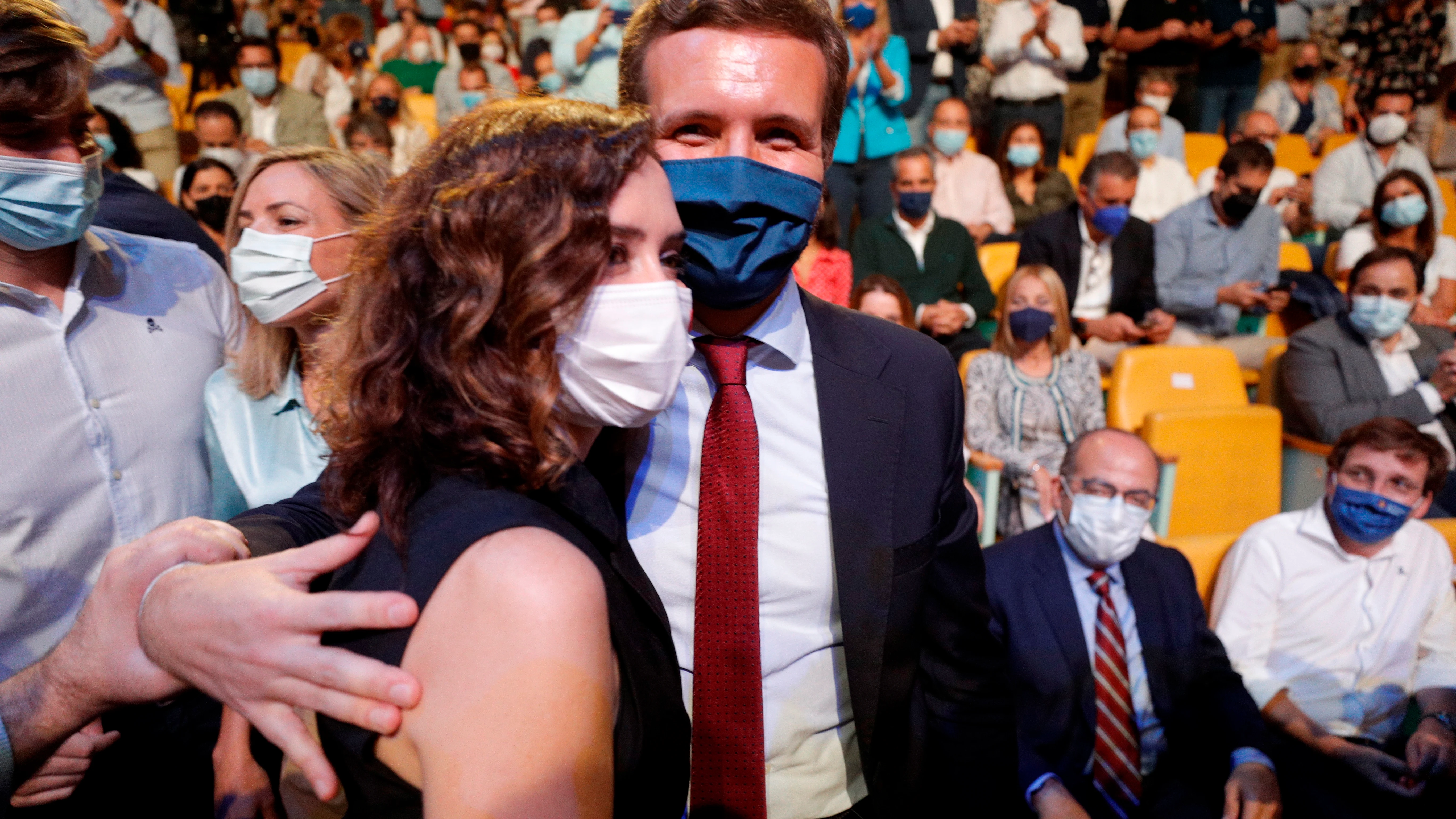 Isabel Díaz Ayuso se abraza con Pablo Casado durante la convención del PP