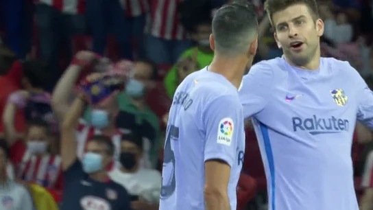 Piqué y Busquets discuten en el mediocampo Piqué y Busquets discuten en el mediocampo