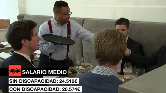 Una persona con discapacidad en su puesto de trabajo Una persona con discapacidad en su puesto de trabajo