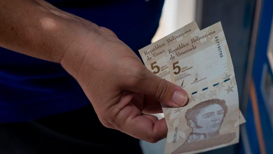 Personas retiran billetes del nuevo cono monetario en un cajero en Venezuela Personas retiran billetes del nuevo cono monetario en un cajero en Venezuela
