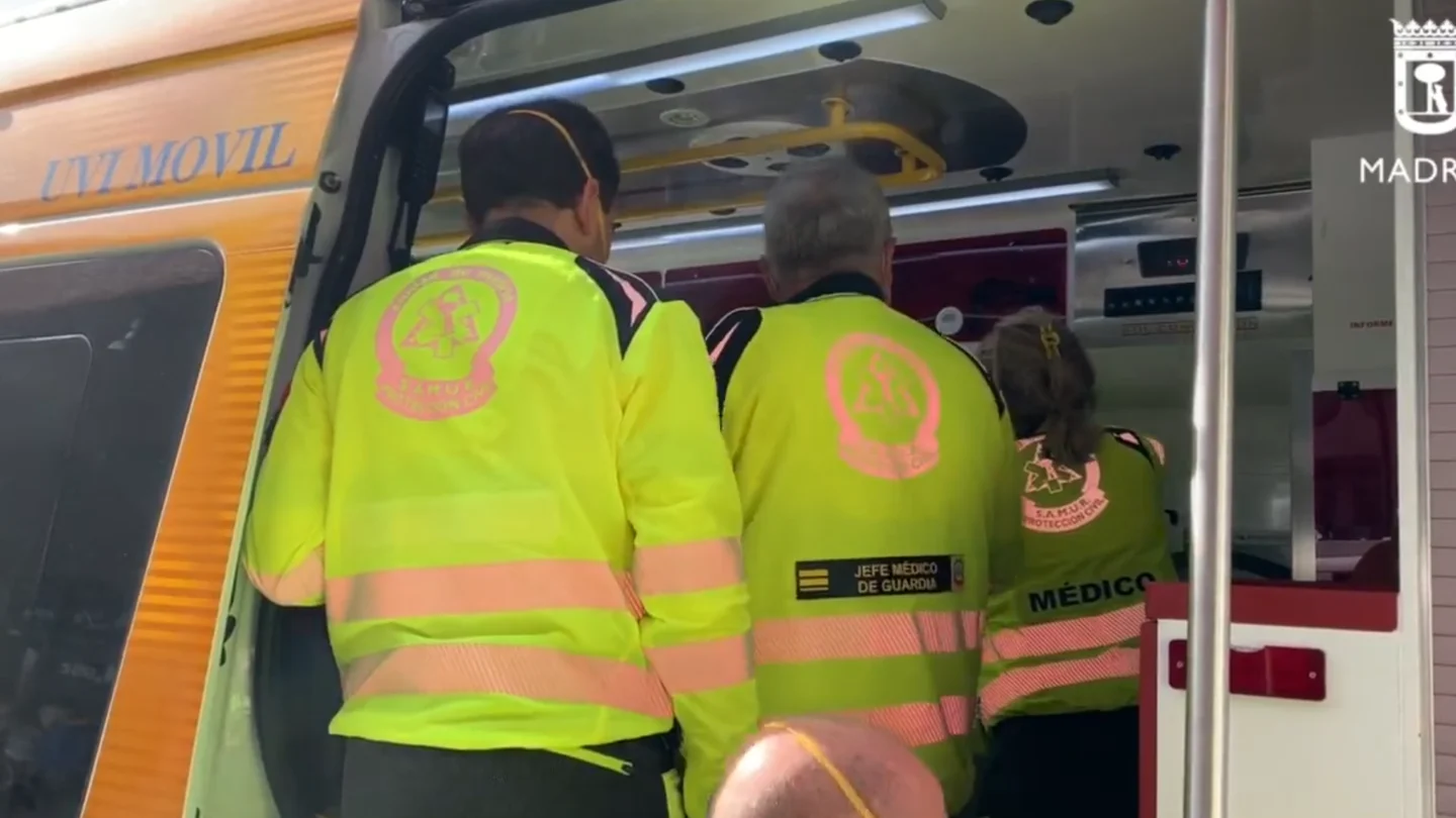 Emergencias Madrid atiende a uno de los heridos en Atocha Emergencias Madrid atiende a uno de los heridos en Atocha