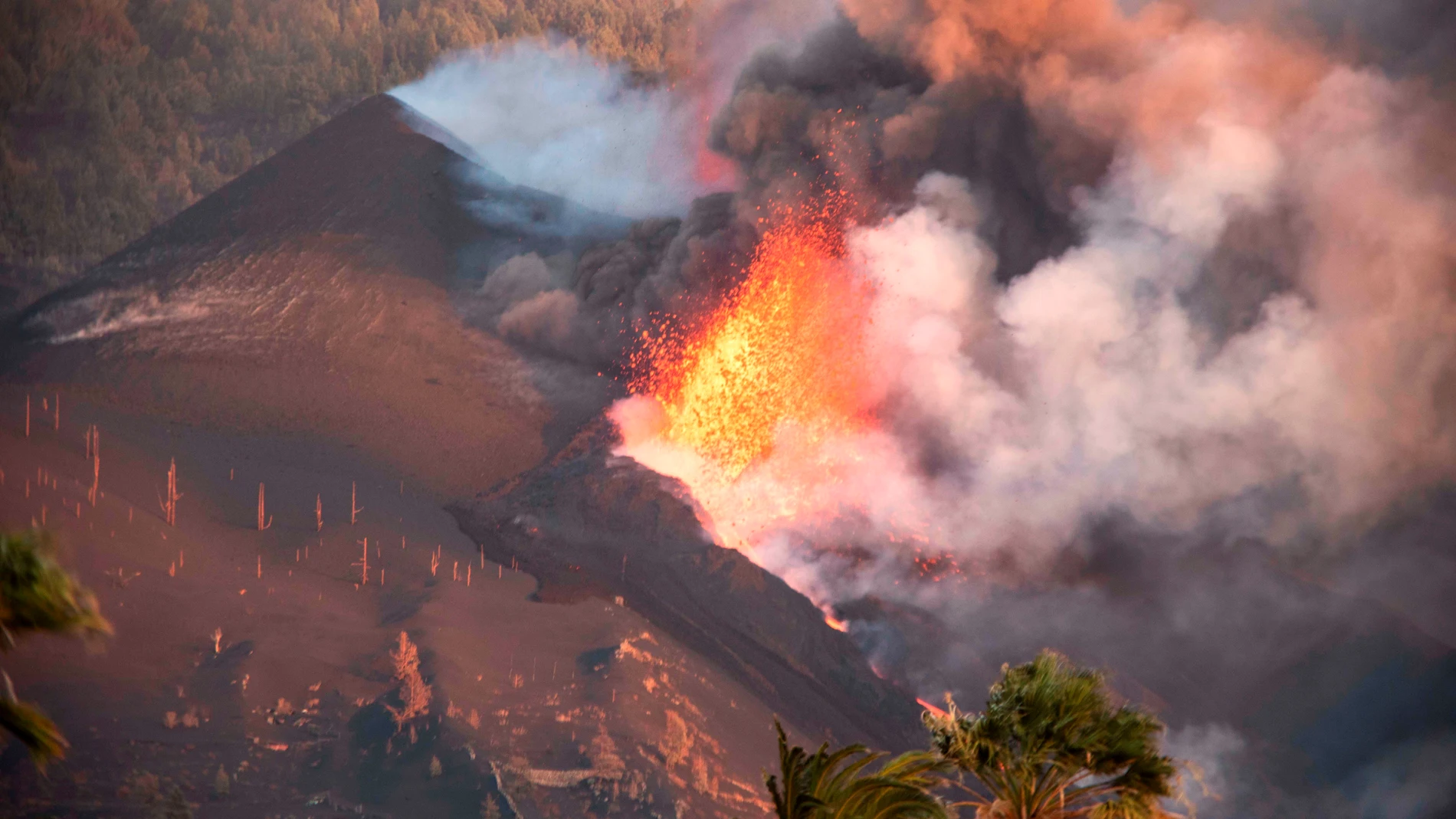 Una de las bocas del volcán de La Palma emite lava