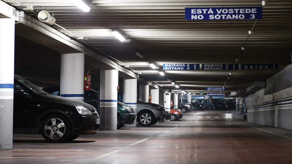 Coches aparcados en un párking