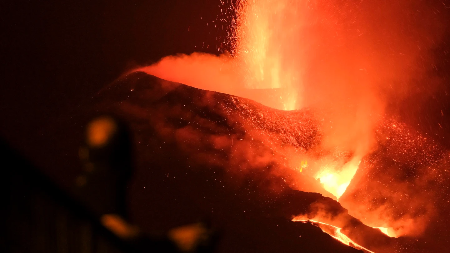 La fuerza del volcán de La Palma durante la noche La fuerza del volcán de La Palma durante la noche