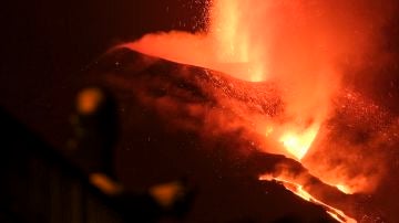 La fuerza del volcán de La Palma durante la noche