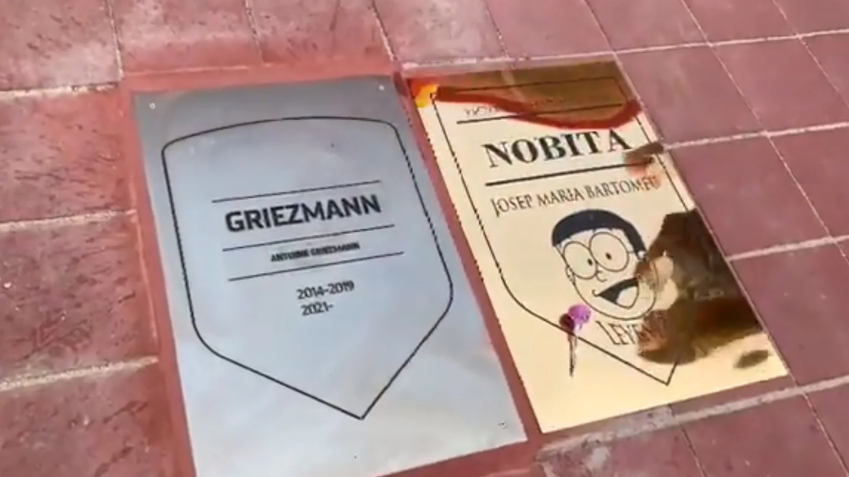 La placa de Josep María Bartomeu 'Nobita', junto a Griezmann