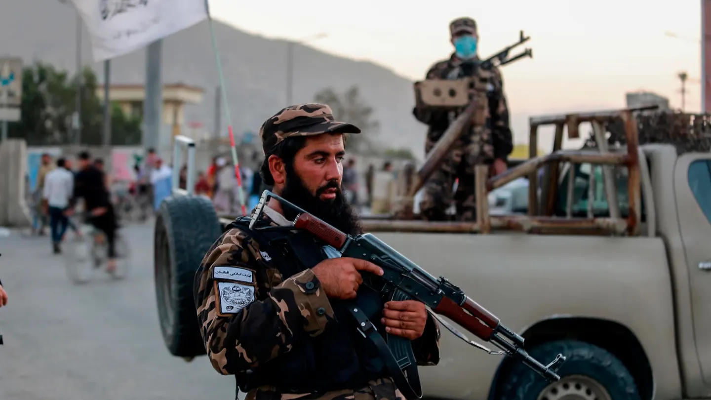 Los talibanes montan guardia cerca del lugar de la explosión de una bomba en Kabul, Afganistán. Los talibanes montan guardia cerca del lugar de la explosión de una bomba en Kabul, Afganistán.