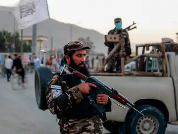 Los talibanes montan guardia cerca del lugar de la explosión de una bomba en Kabul, Afganistán.