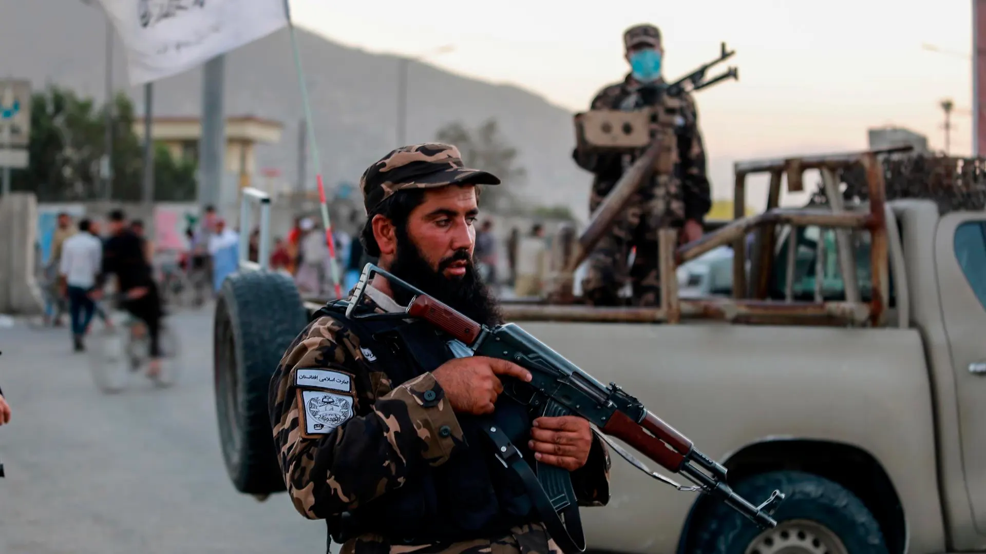 Los talibanes montan guardia cerca del lugar de la explosión de una bomba en Kabul, Afganistán.