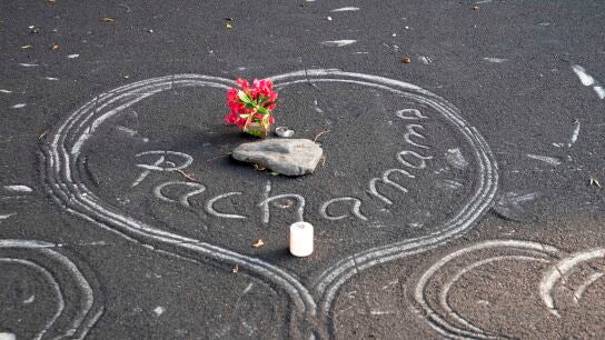 Un coraz&oacute;n dibujado sobre la ceniza del volc&aacute;n de La Palma