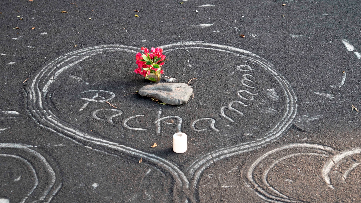 Un corazón dibujado sobre la ceniza del volcán de La Palma Un corazón dibujado sobre la ceniza del volcán de La Palma