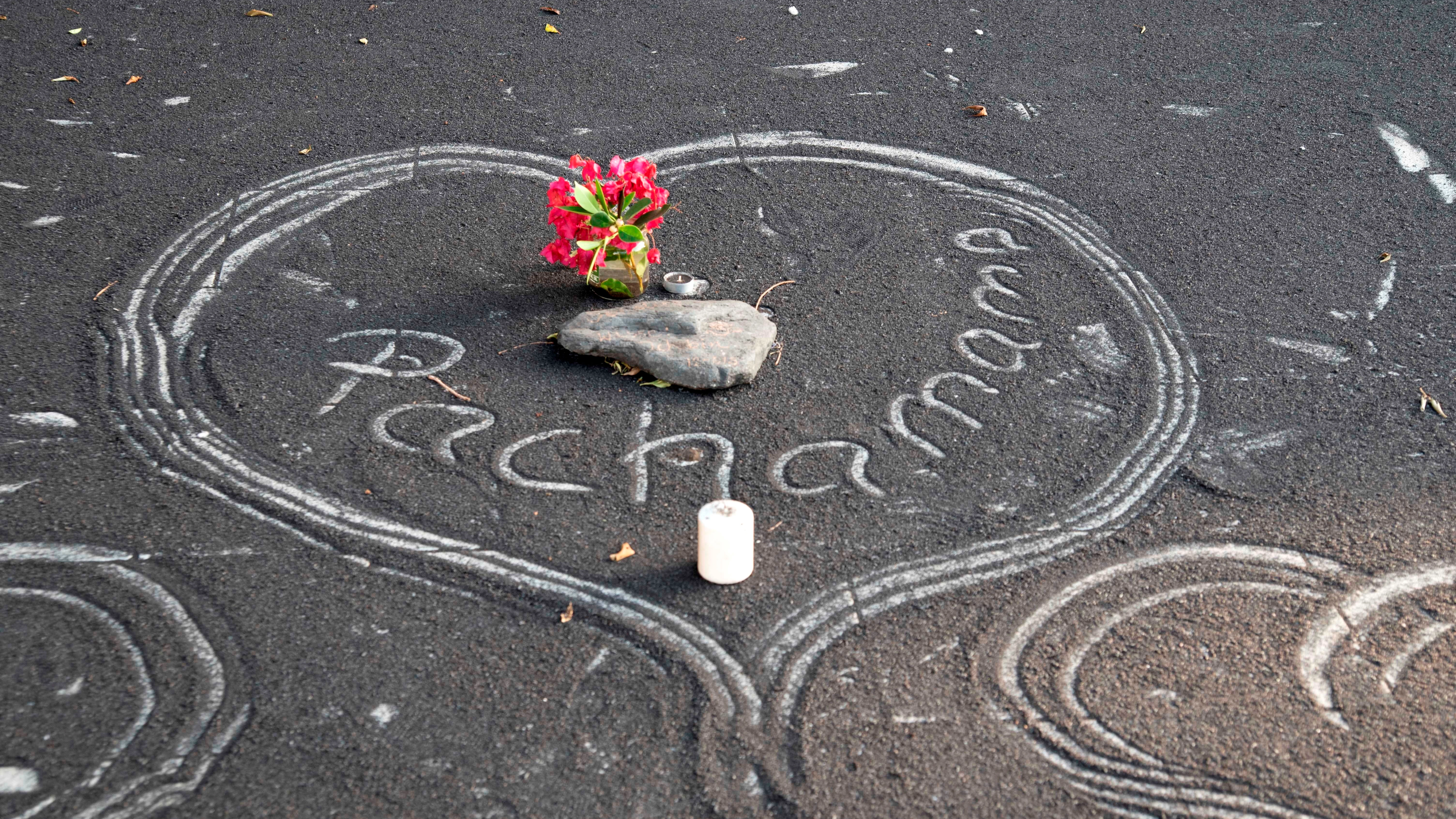 Un corazón dibujado sobre la ceniza del volcán de La Palma