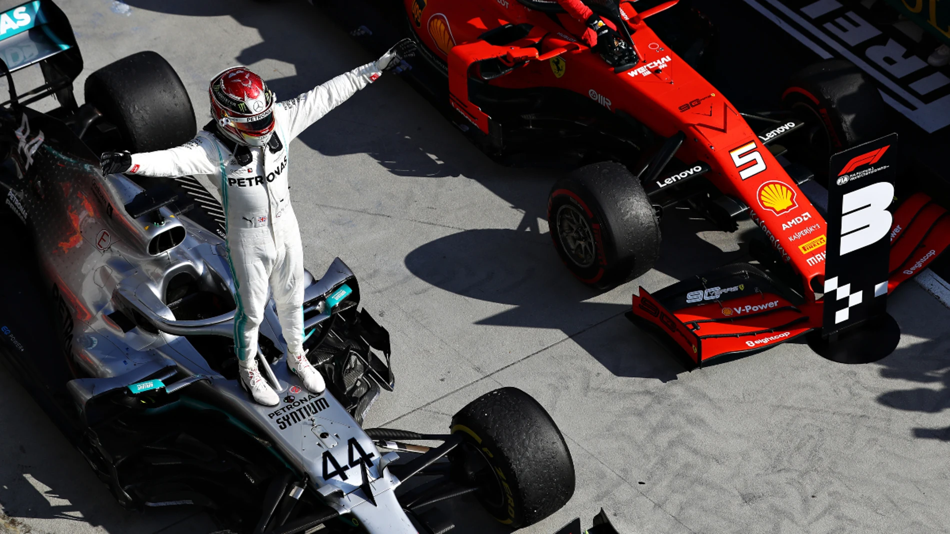 Lewis Hamilton, en un Mercedes color plata