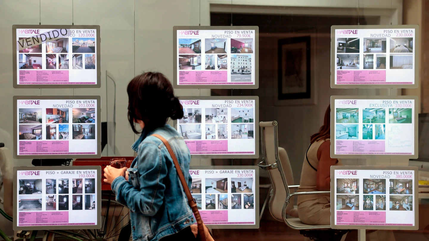 Una persona pasa ante el escaparate de una agencia inmobiliaria (Archivo) Una persona pasa ante el escaparate de una agencia inmobiliaria (Archivo)