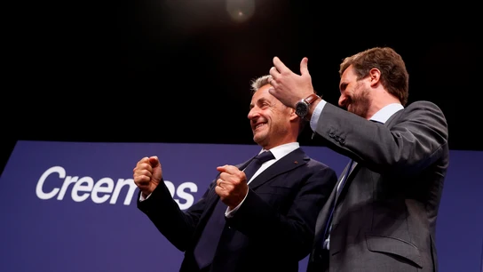 Nicolás Sarkozy y Pablo Casado, durante la convención del PP Nicolás Sarkozy y Pablo Casado, durante la convención del PP