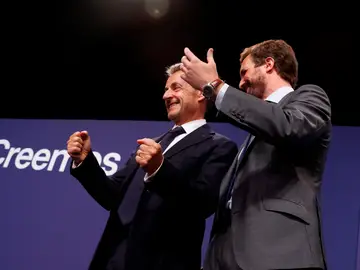 Nicolás Sarkozy y Pablo Casado, durante la convención del PP