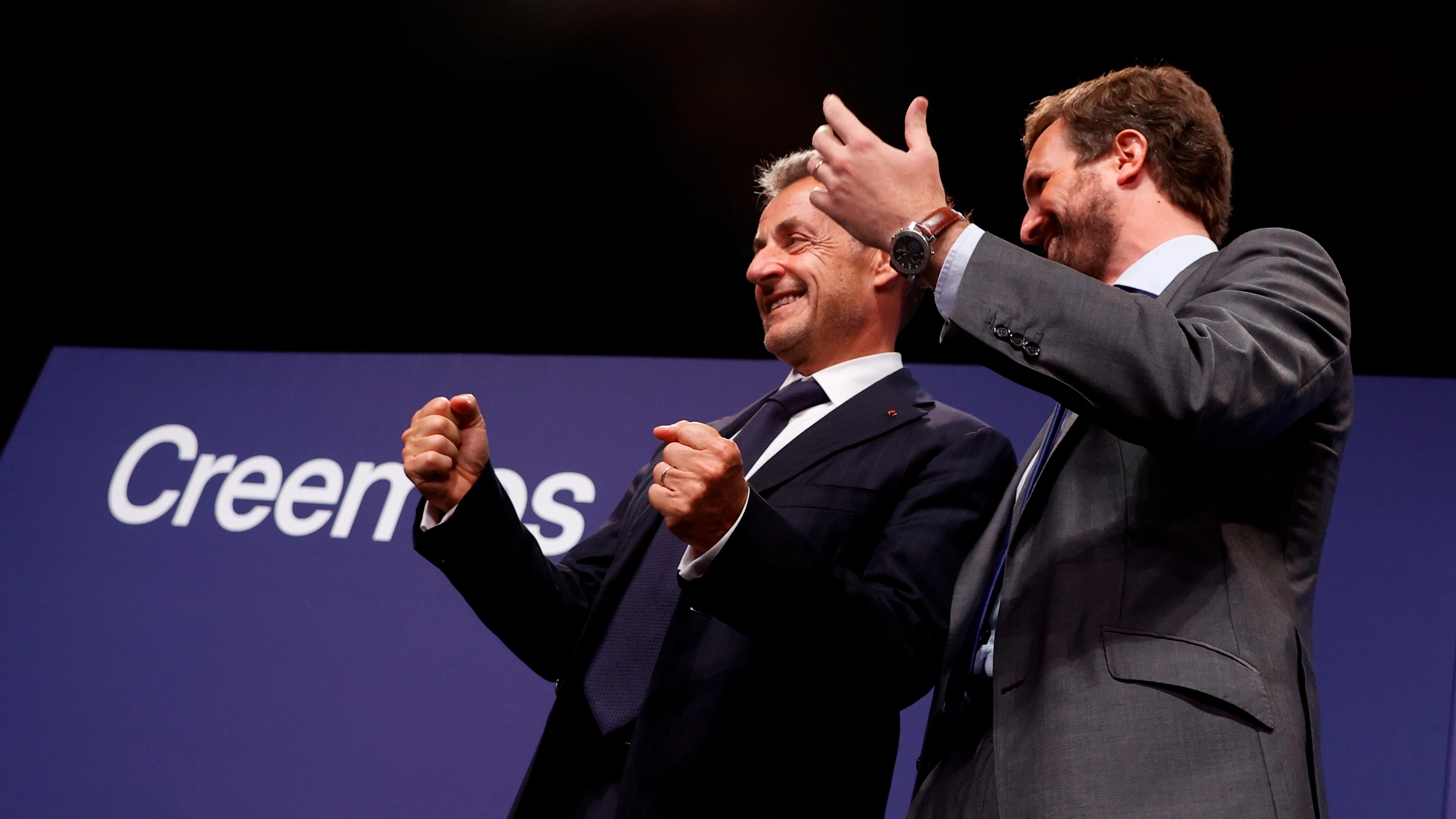 Nicolás Sarkozy y Pablo Casado, durante la convención del PP