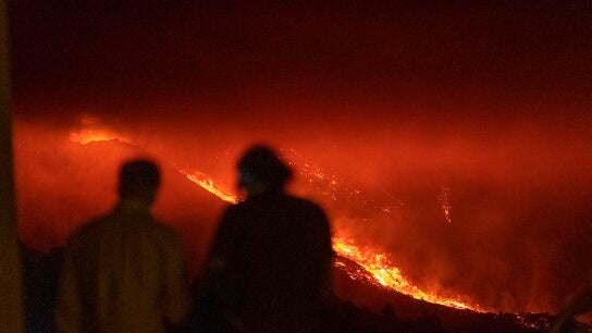 Vista de la erupci&oacute;n del volc&aacute;n de La Palma tomada esta madrugada desde la localidad de Tajuya, en el municipio de El Paso