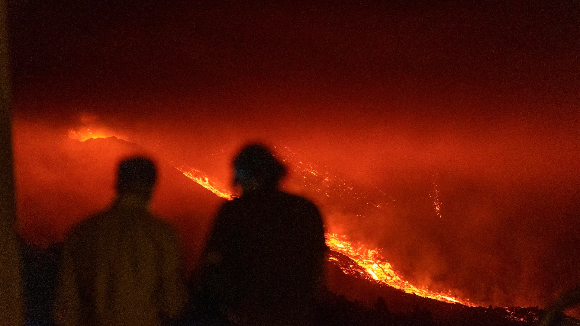 Vista de la erupción del volcán de La Palma tomada esta madrugada desde la localidad de Tajuya, en el municipio de El Paso