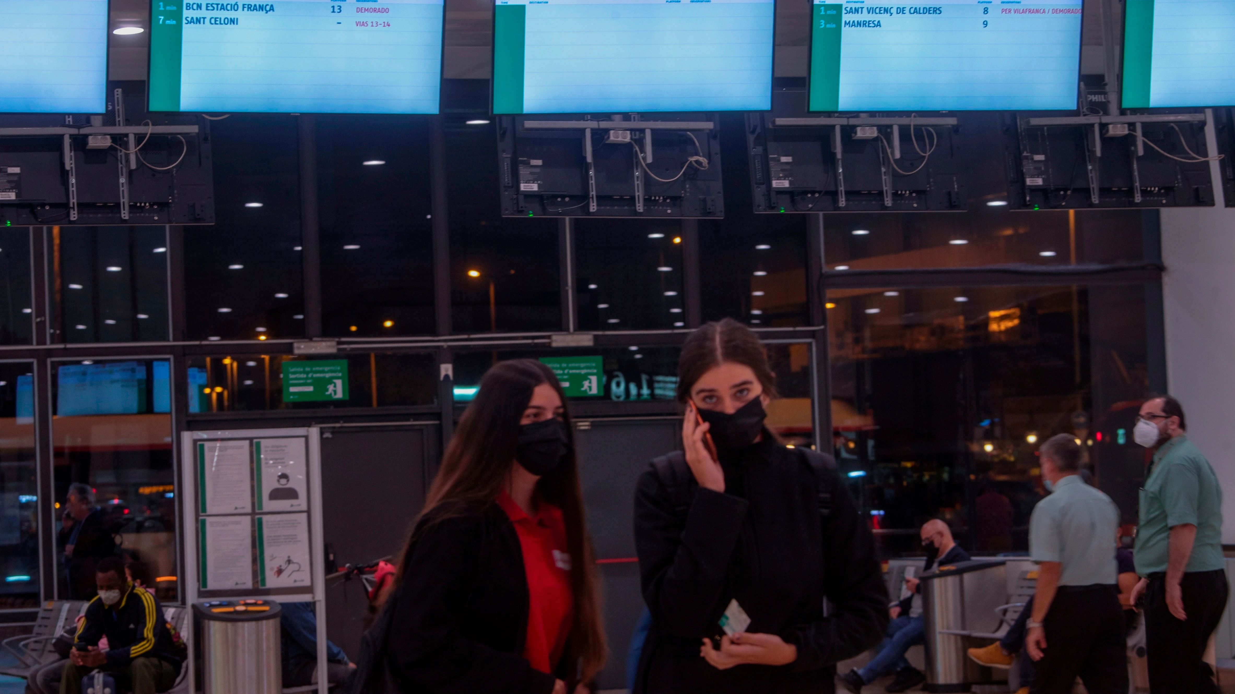 Varios usuarios de Renfe esperan esta mañana en el vestíbulo de la estación de Sants