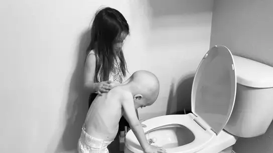 La fotografía de Aubrey consolando a su hermano Beckett durante su tratamiento contra la leucemia La fotografía de Aubrey consolando a su hermano Beckett durante su tratamiento contra la leucemia