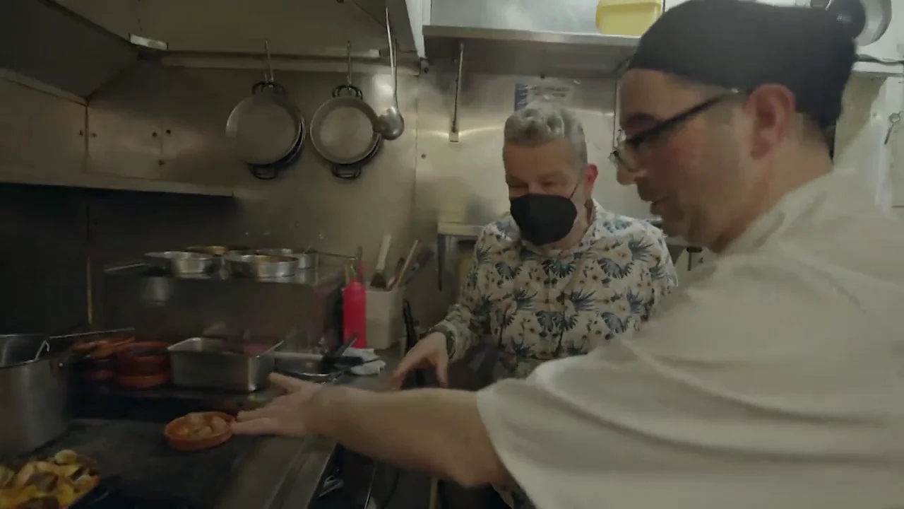 Alberto Chicote alucina al descubrir qué ingrediente no usan en Londres para hacer paella