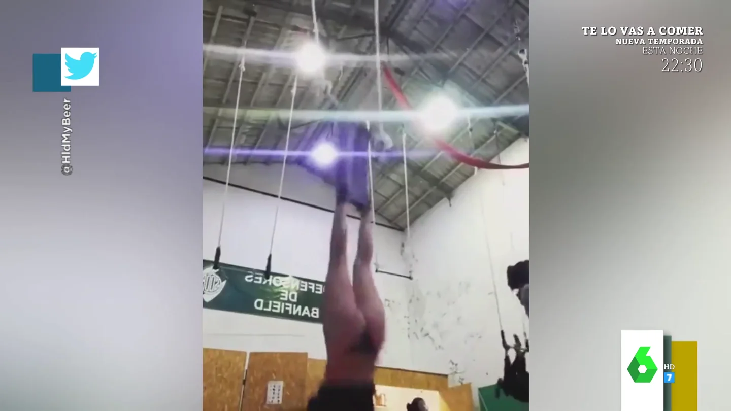 El embarazoso momento en el que una joven pierde sus pantalones mientras hace una acrobacia El embarazoso momento en el que una joven pierde sus pantalones mientras hace una acrobacia