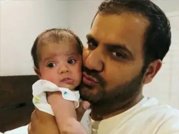 Liya, la bebé afgana cuya imagen en el aeropuerto de Kabul dio la vuelta al mundo