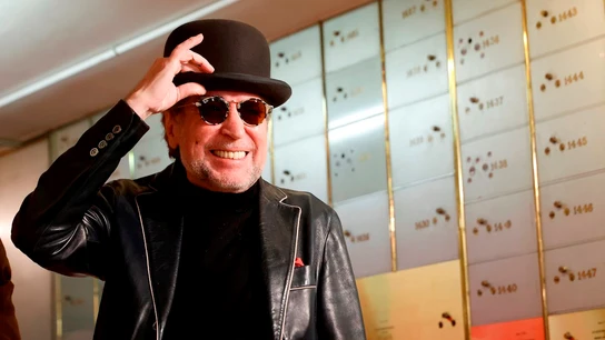 El cantante Joaquín Sabina bromea con su bombín durante el acto en el Instituto Cervantes El cantante Joaquín Sabina bromea con su bombín durante el acto en el Instituto Cervantes