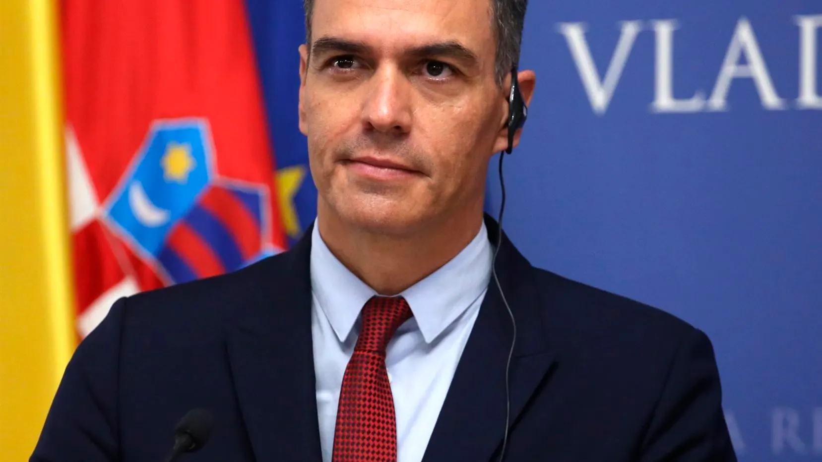 El presidente del Gobierno, Pedro Sánchez, atiende a los medios de comunicación.