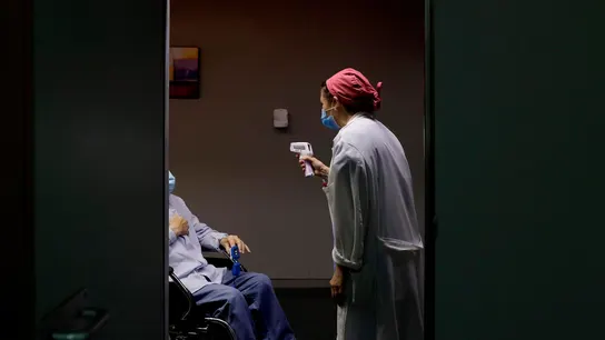 Una enfermera toma la temperatura a un paciente. Una enfermera toma la temperatura a un paciente.