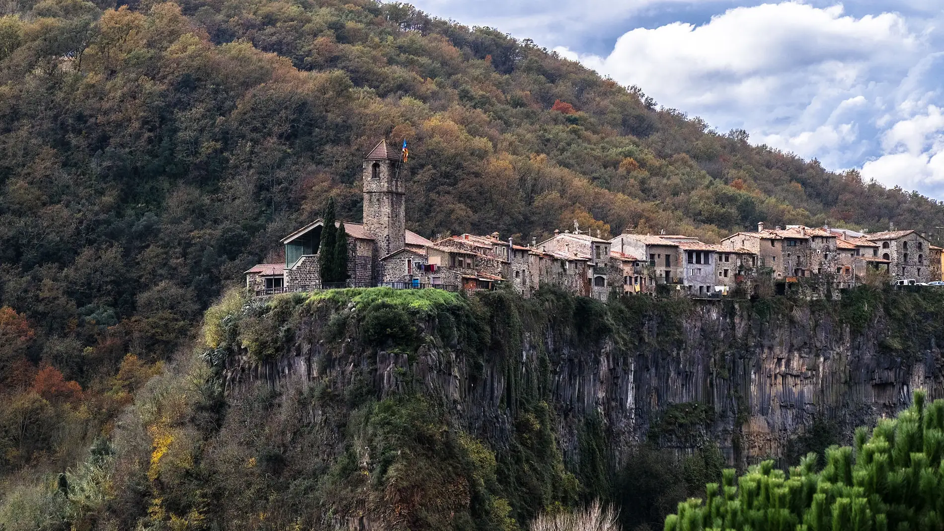 Castellfollit de la Roca: descubre el pueblo sin vértigo, uno de los más fascinantes de España