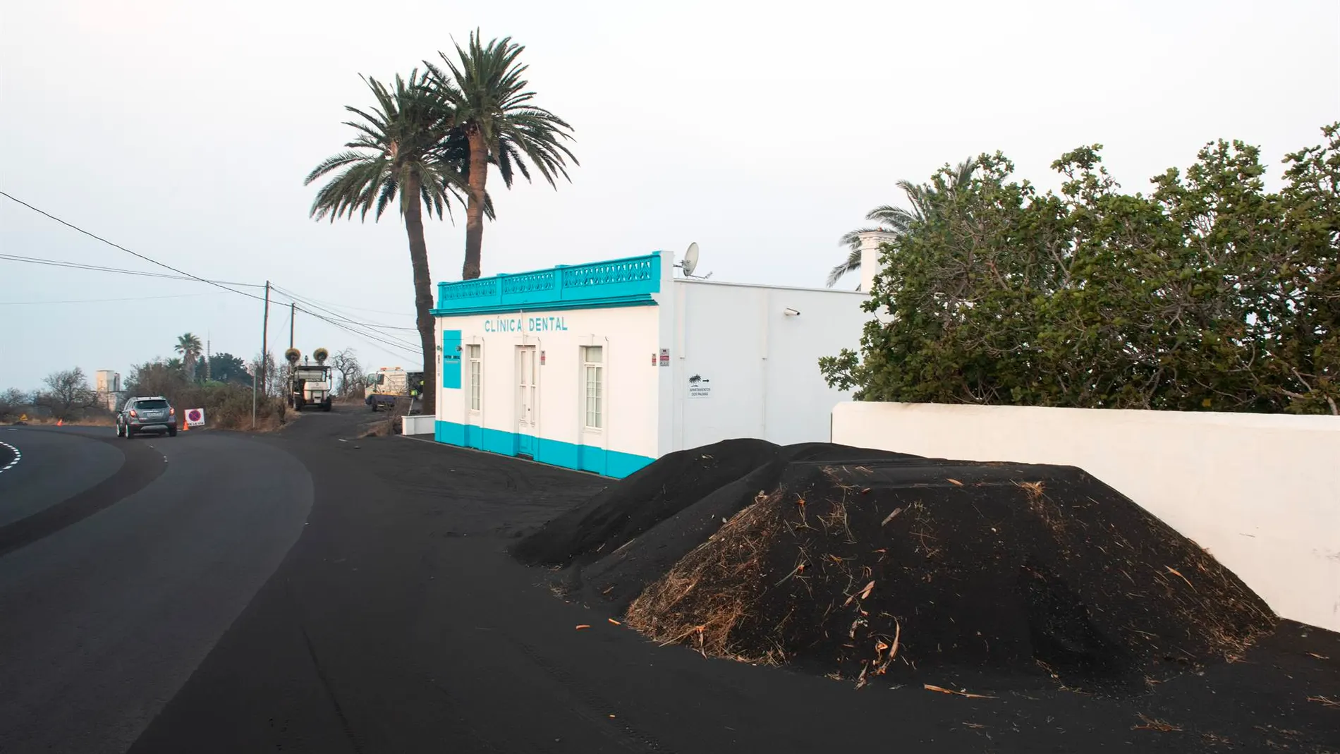 Carreteras de La Palma cubiertas de ceniza por las emisiones de la erupción de Cumbre Vieja, como en este tramo del barrio de Tajuya, en el municipio de El Paso