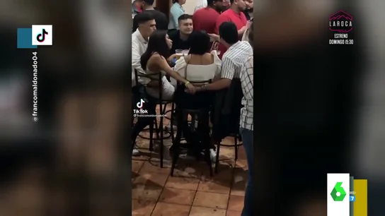 Los gestos de cariño de una pareja de amantes mientras comparten mesa con sus respectivos novios Los gestos de cariño de una pareja de amantes mientras comparten mesa con sus respectivos novios