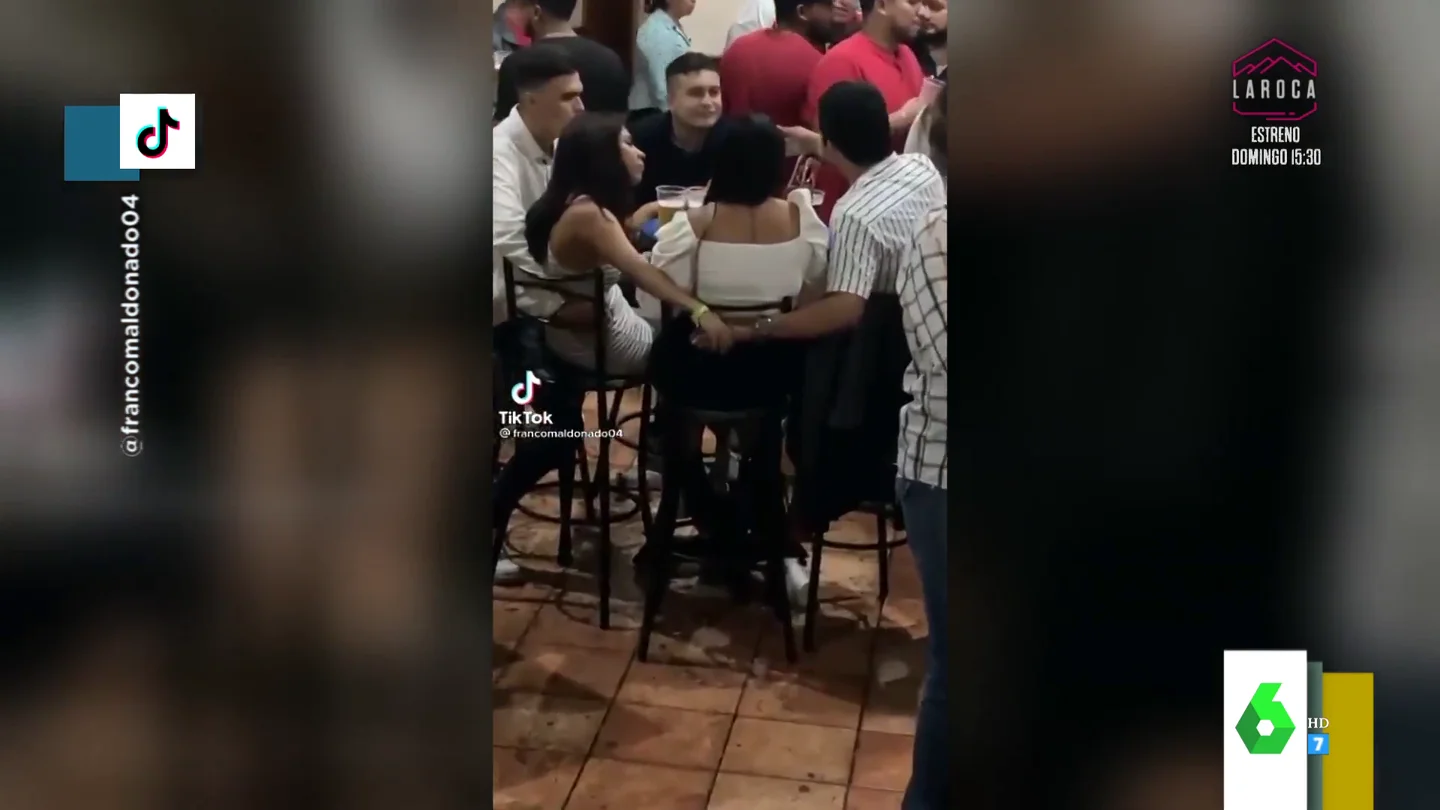 Los gestos de cariño de una pareja de amantes mientras comparten mesa con sus respectivos novios Los gestos de cariño de una pareja de amantes mientras comparten mesa con sus respectivos novios