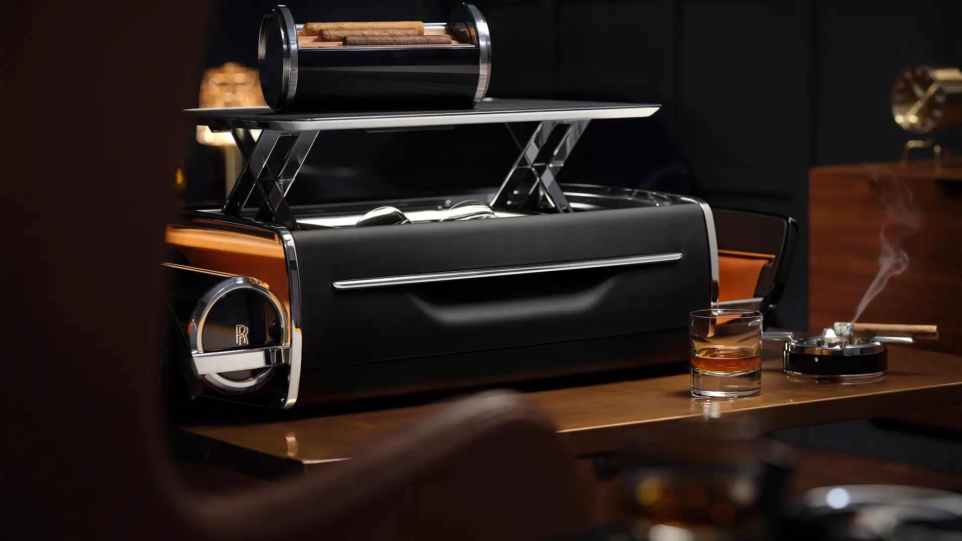 La bodega de Rolls-Royce: una boca de Whisky y cigarro a medida