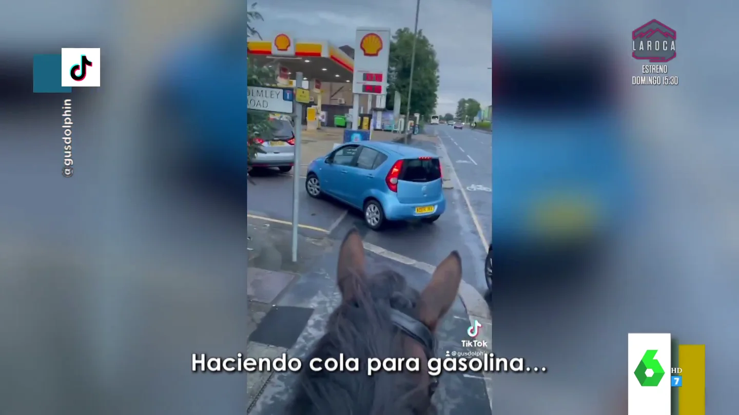 En bici, en caballo y hasta dentro de una bañera: el vacile viral de un tiktoker paseándose por las gasolineras de Reino Unido En bici, en caballo y hasta dentro de una bañera: el vacile viral de un tiktoker paseándose por las gasolineras de Reino Unido