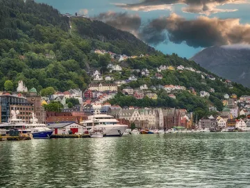 Bergen, una ciudad entre 7 montañas en la que llueve más de 200 días al año Bergen, una ciudad entre 7 montañas en la que llueve más de 200 días al año