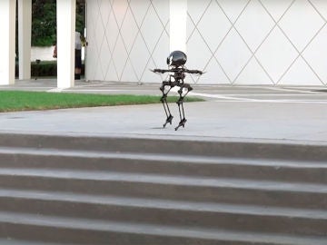 Así es Leonardo, el híbrido de robot y dron que camina como un humanoide