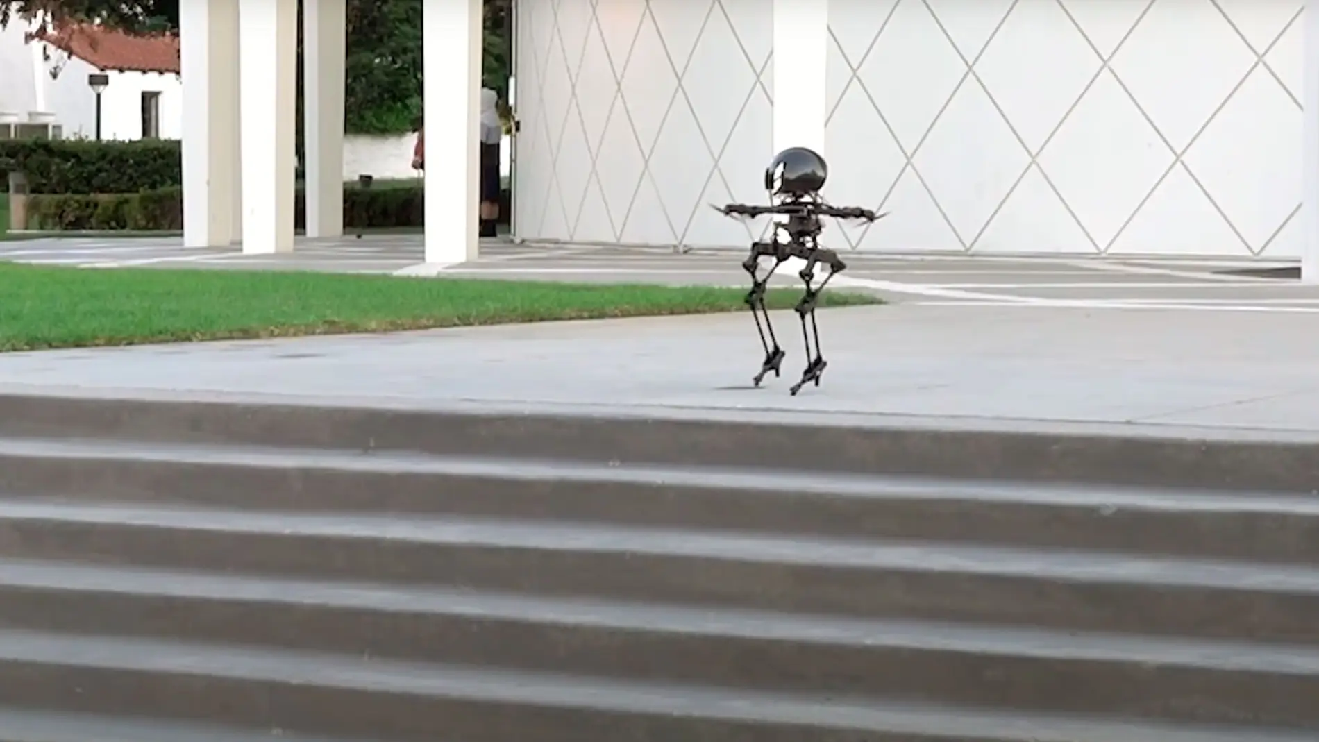 Así es Leonardo, el híbrido de robot y dron que camina como un humanoide