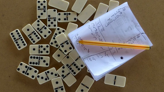 Cómo jugar al dominó: las reglas desde cero Cómo jugar al dominó: las reglas desde cero