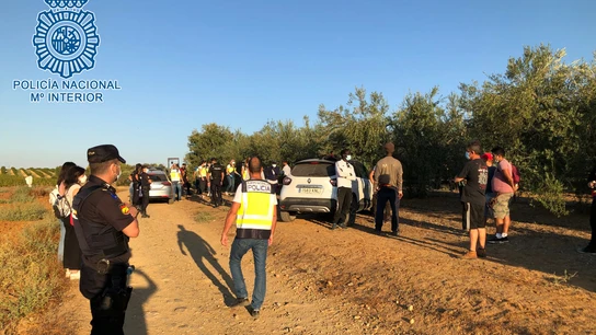 Imagen de la operación policial en la que se ha detenido a la familia de explotadores. Imagen de la operación policial en la que se ha detenido a la familia de explotadores.