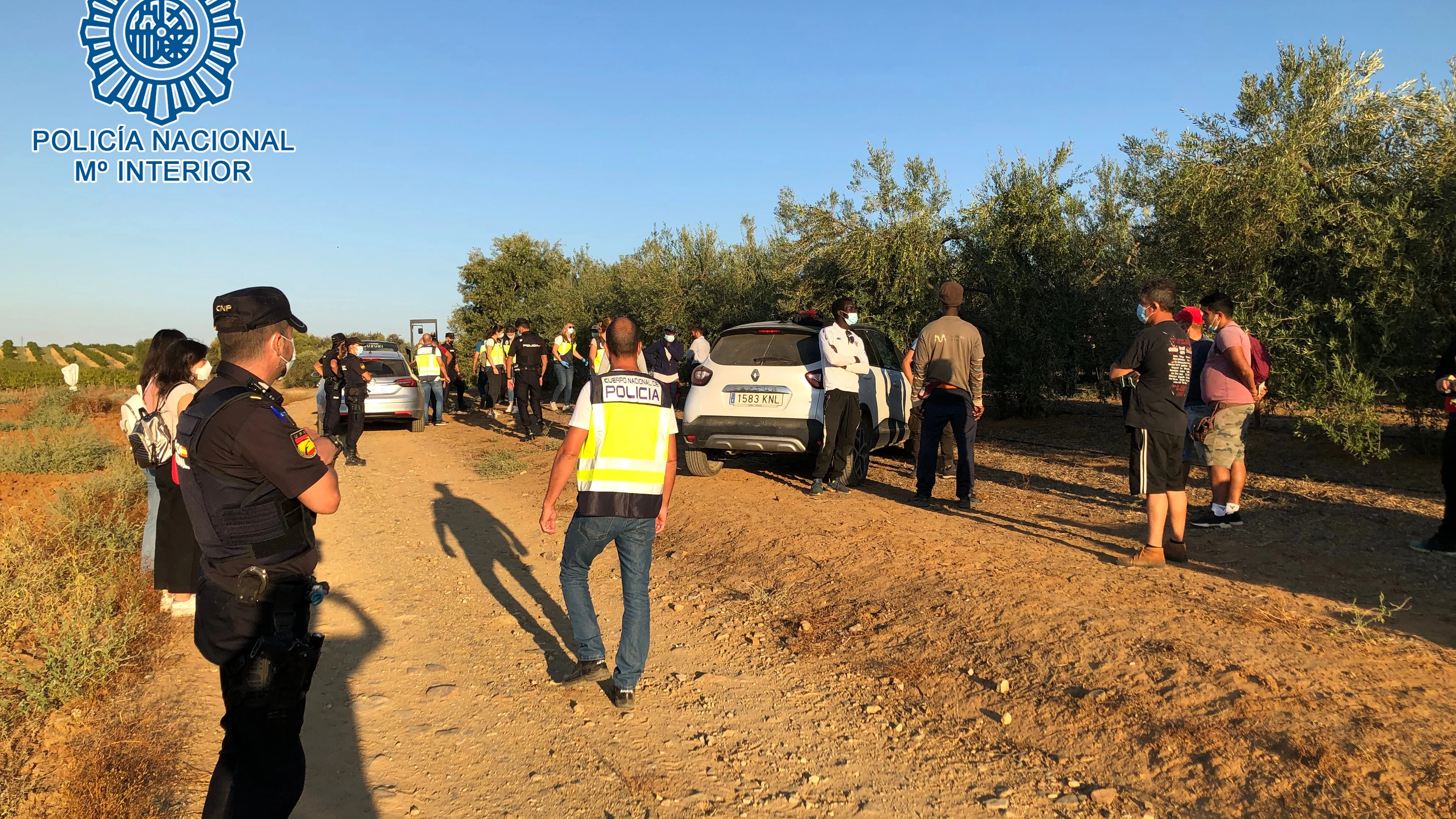 Imagen de la operación policial en la que se ha detenido a la familia de explotadores.