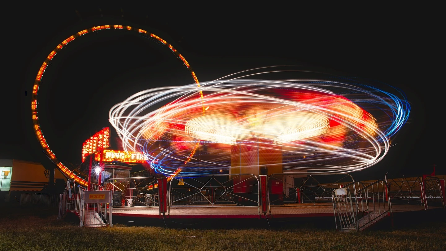 Imagen de archivo de atracciones en una feria Imagen de archivo de atracciones en una feria